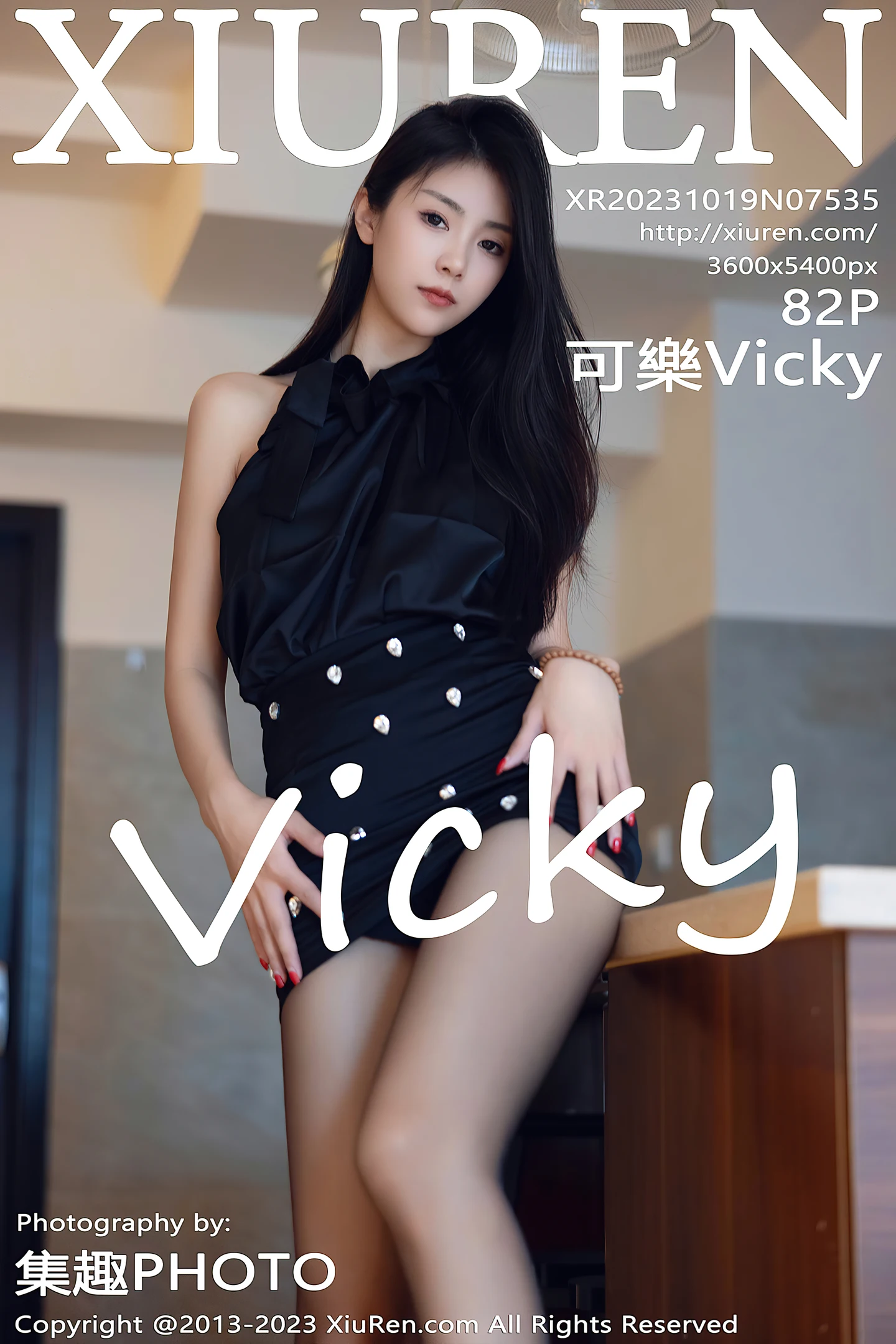 [XiuRen秀人网]No.7535_模特可乐Vicky性感黑色上衣配黑短裙露超薄黑丝秀美腿诱惑写真82P-秀人网 - XiuRen.Space